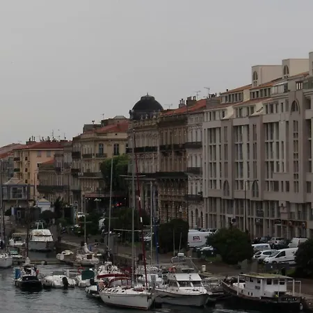 T3 Avec Terrasse Avec Vue Exceptionnelle Sur Les Quais De * Sete
